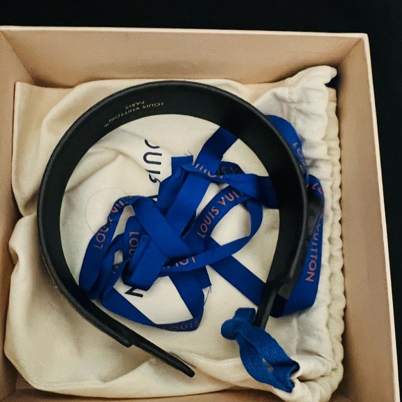 Louis Vuitton Outline Headband - Picture 9 of 13